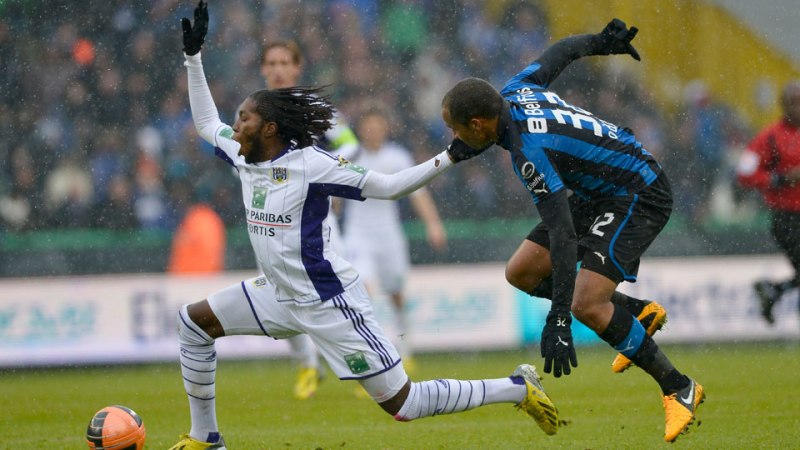Club Brugge en Anderlecht maakten er een intense topper van. Odjidja in duel met Mbokani.